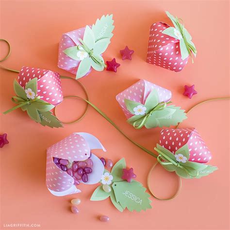 Strawberry Treat Boxes | Crafts, Treat boxes, Cute crafts