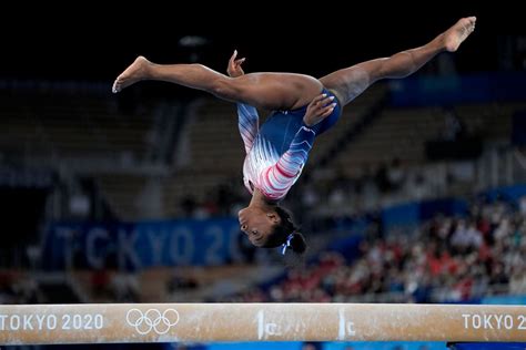 Simone Biles sticks landing in balance beam at Olympics