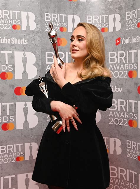 Adele sparks engagement rumors at the Brit Awards – Socialite Life