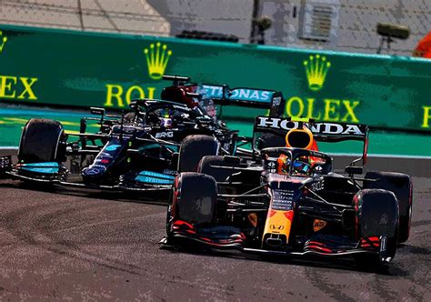 Max Verstappen overtaking Lewis Hamilton and winning the World ...