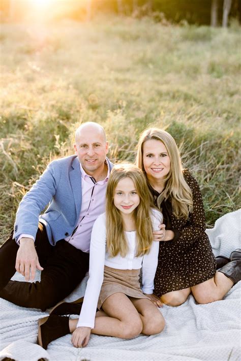 Sitting Family of 3 Photo | Family photoshoot poses, Family portrait ...