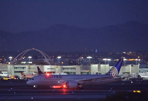 United Airlines - N26906 | United 1030 arrives at dusk from … | Flickr
