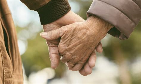 Un couple de personnes âgées décède à 90 minutes d’intervalle, main ...