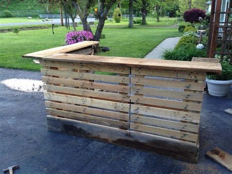 DIY Fun 101: Building Pallet Outdoor Bar and Stools