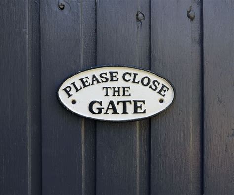 Please Close The Gate Cast Iron Sign - White