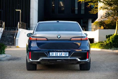 2023 BMW 740i Two-Tone Looks Intriguing In Oxide Grey And Tanzanite Blue