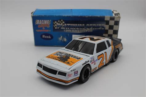 David Pearson Autographed 1984 Chattanooga Crew Racing Champions 1:24 Nascar Diecast Bank