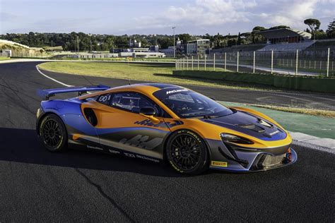 McLaren Artura GT4 è pronta per la stagione 2023 - News - Automoto.it