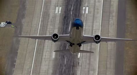 Watch the Craziest Jumbo Jet Takeoff Ever