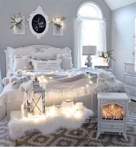 25 NICE WINTER THEME BEDROOM DECORATION IDEAS | Winter bedroom decor, Holiday bedroom, Bedroom ...