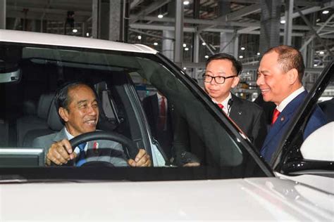 Indonesia's president visits Vietnam's EV maker Vinfast and says ...