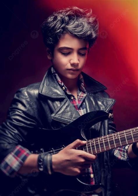 Latar belakang Potret Closeup Pria Remaja Serius Bermain Gitar Di Studio Dengan Latar Belakang ...