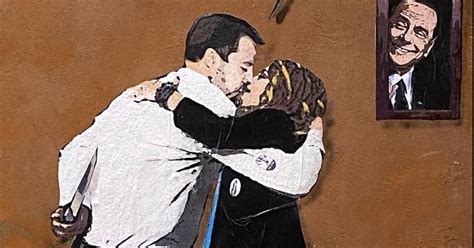 Meloni e Salvini pronti ad accoltellarsi? Il murales irriverente ...