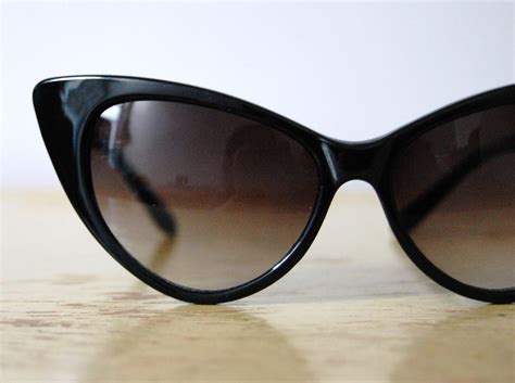 HELLO AGAIN VINTAGE: Modern 50s Chic: Cat Eye Sunglasses