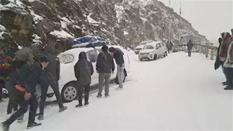 Around 900 Tourists Stranded In Sikkim Due To Heavy Snowfall - Nagaland ...