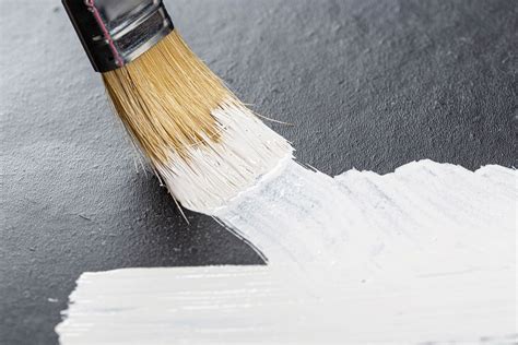 Paint brush flat on a wildly painted wooden surface - Creative Commons Bilder