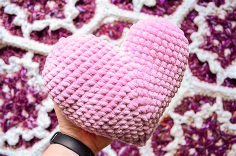 Amigurumi heart pillow – crochet pattern – Yarnandy