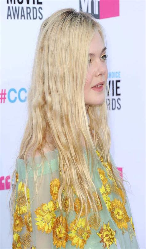 Elle Fanning Bright Eyeshadow | Celebrities style