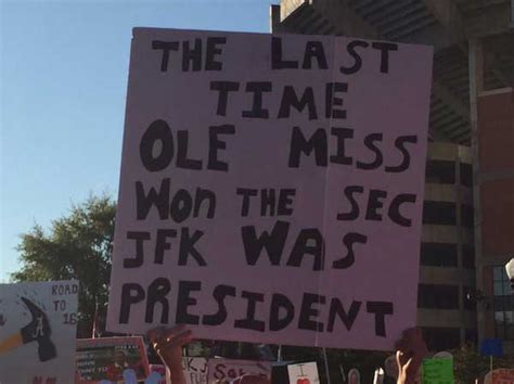 The 50 Funniest College Football Fan Signs Ever (GALLERY) | WWI