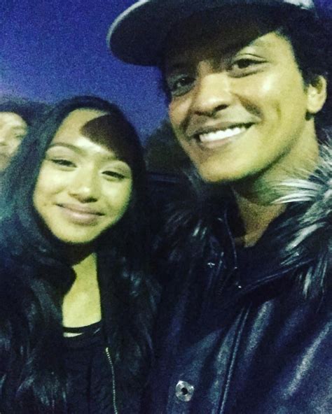 Bruno Mars news by smeralushooligan: New photo Bruno Mars with fan