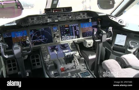 Boeing cockpit Stock Videos & Footage - HD and 4K Video Clips - Alamy