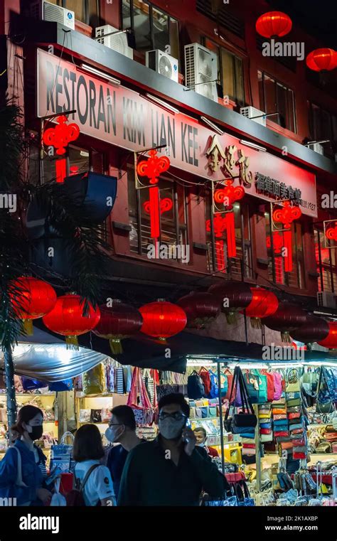 Night time customers at Petaling Street night market, Chinatown, Kuala Lumpur, Malaysia Stock ...