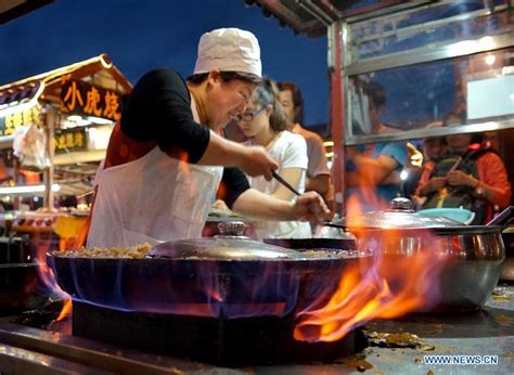 Enjoy a traditional food in Kaifeng's night market(1/7)