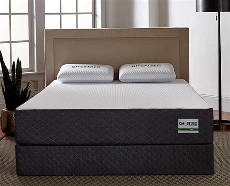 The Best Mattress for Side Sleepers with Shoulder Pain (2020)