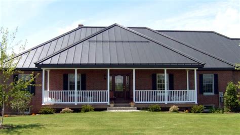 standing seam roof with brick home | Fachada de casas bonitas, Fachada ...