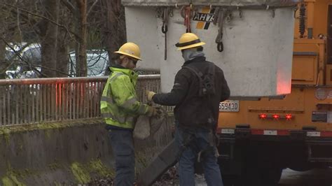 VIDEO: Strong winds lead to power outages in West Seattle – KIRO 7 News ...