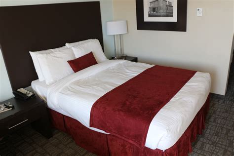 File:UMass Hotel bed.JPG - Wikimedia Commons