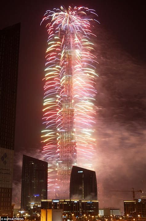 Is this the greatest firework display ever? Dubai lights up the world's ...