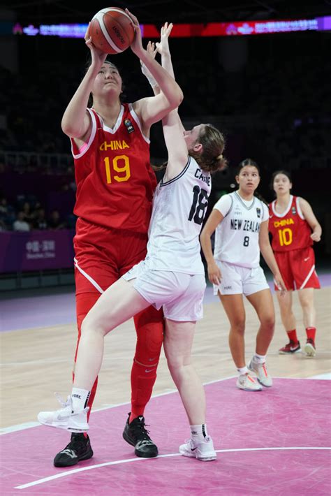 China's 7-Foot-3 Women's Basketball Phenom Is Destroying Opponents At Only 17 Years Old - Daily ...