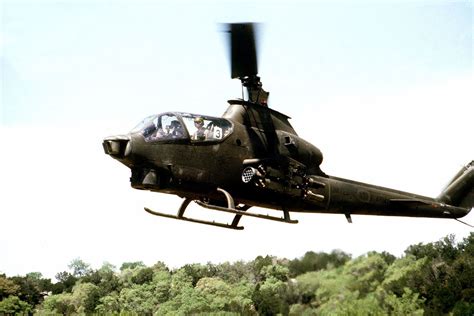 Vietnam War AH-1 pilot who lifted four US Army soldiers clinging to the ...