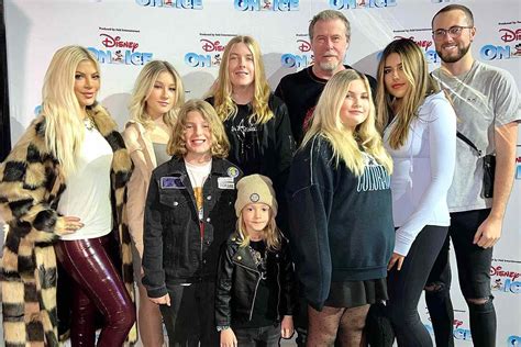 Tori Spelling, Dean McDermott Celebrate New Year's with Family: Photo