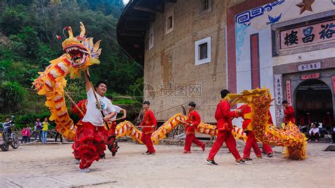 福建南靖土楼的舞龙舞狮高清图片下载-正版图片500751966-摄图网