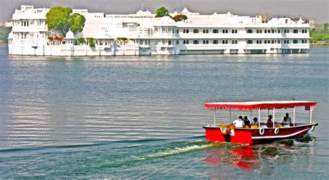 Serene Boat Ride at Lake Pichola, Udaipur - Vardhman Vacations