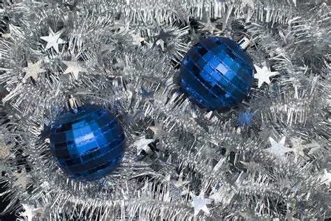 Photo of christmas decorations and tinsel | Free christmas images