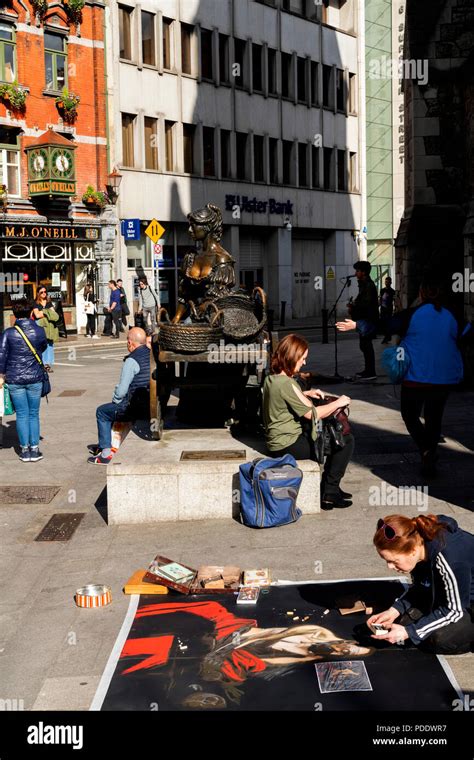 Molly Malone Statue, Dublin, Ireland Stock Photo - Alamy