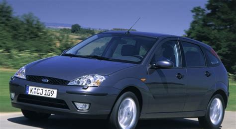 Ford Focus 2001 Hatchback (2001 - 2005) reviews, technical data, prices