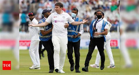 India vs England, 2nd Test: Pitch invader casually joins Indian team ...