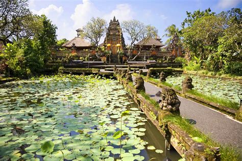 Taman Saraswati Temple in Bali - Central Landmark Temple in Ubud - Go ...