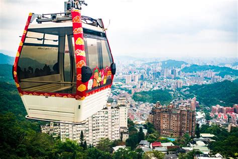 Visiting a Taipei Tea House and Riding in a Crystal Cabin on the Maokong Gondola | Wander The Map