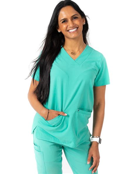 women's 2 Pocket Surgical Green Scrub Top - Amber – Mim Scrubs - Millennials In Medicine