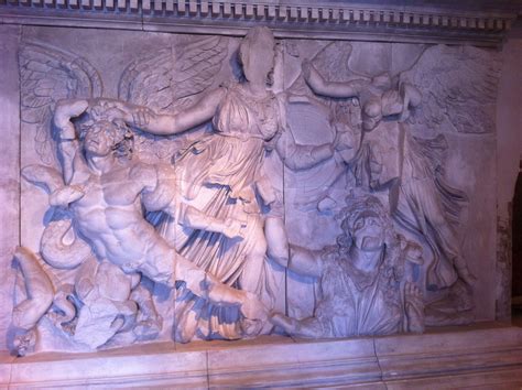 Athena, giganten Alkyoneus og sejrsgudinden Nike Pergamon. Græsk hellenistisk 170-155 f.kr ...