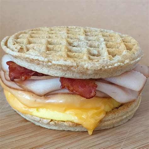 #MacroFriendly Eggo Waffle Breakfast Sandwich🍳 | Breakfast waffles, Waffle sandwich breakfast ...