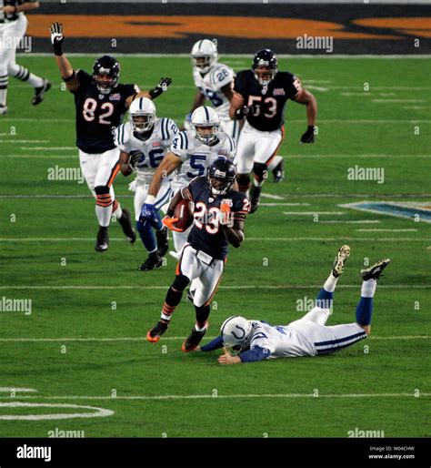 Chicago Bears kick returner Devin Hester (23) breaks through the ...