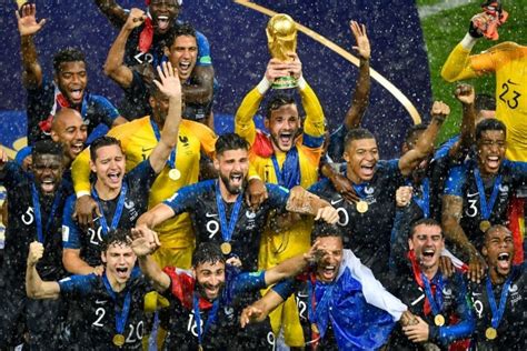 Lloris alza al cielo de Moscú la copa de Campeón del Mundo bajo el diluvio | Noticias | Agencia ...