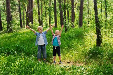 Glückliche Kinder im Wald - Stockfotografie: lizenzfreie Fotos © Mizina 116884680 | Depositphotos