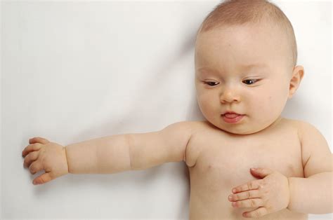 7 Most Important Reflexes: Baby Sucking Reflex and More • BabyDotDot